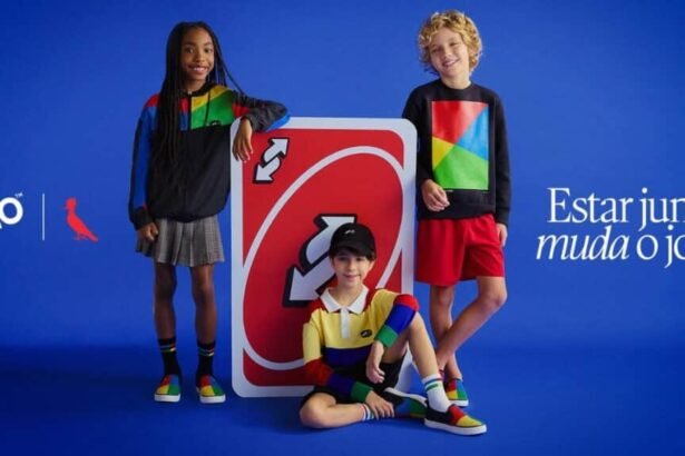 Crianças com roupas da coleção UNO da Reserva, com cartaz do jogo e crianças posando em fundo azul